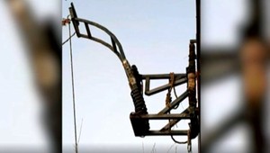 Pašeráci použili netradičné zariadenie. Drogy za hranice katapultovali