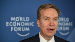 Prezident Svetového ekonomického fóra odstupuje. Dôvodom sú väzby na Epsteina