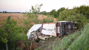 Pri Hlohovci sa prevrátil kamión. Premávka zostala obmedzená