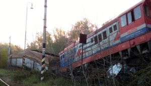 Pri Kútoch sa vykoľajil vlak. Z nádrže vytieklo takmer 2 000 litrov nafty