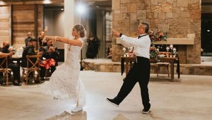 Nevesta so svojim otcom šokovala svadobčanov: Wau, neskutočné, čo predviedli!