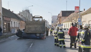 Bagrista zdemoloval policajné auto, ktoré ho naháňalo