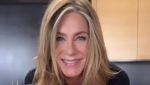 Stará láska nehrdzavie? Aniston na romantickej večeri s exmanželom, s ružou v ruke!