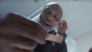 Na mol spitý Eminem a Mike Tyson, ktorý mu dá na ulici K.O.