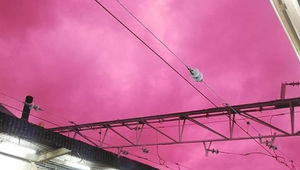 Nádherné divadlo nasledované pohromou. Super tajfún Hagibis sfarbil oblohu do fialova