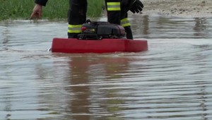 Silná búrka polámala stromy a postrhávala strechy. Zasiahla školu, aj zimný štadión