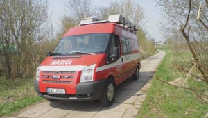 Hasiči vyslobodzovali muža z domu. Niekto mu zablokoval dvere betónom