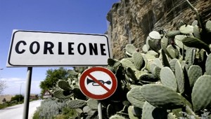 Mafiánsky boss si objednal vraždu svojej dcéry, zamilovala sa do policajta