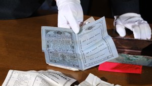 FOTO: Odhalili 175 rokov starú časovú schránku z Michalskej veže