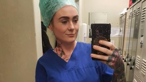 Dali by ste sa vyšetriť u tejto doktorky? Keď ju uvidíte od krku nižšie, odpadnete!