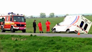 Záchranári sa ponáhľali k pôrodu, skončili v priekope