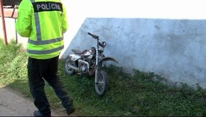 Muž (43) jazdil na detskej motorke. Teraz bojuje o život