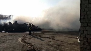 V Sládkovičove horel sklad textilu, ľudia nesmeli otvárať okná