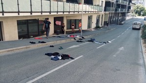 Šialená hádka v Nitre: Z okna lietalo oblečenie aj monitor. Zasiahnuť musela polícia