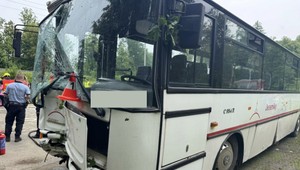 Pri nehode autobusu sa zranilo 21 detí a učiteľka. Autobus narazil do stromu