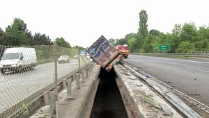 Kamionista zostrelil zvodidlá, ostal zaseknutý medzi mostami