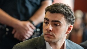 Mangione sa priznal k vražde. Napriek tomu mu fanúšikovia posielajú peniaze
