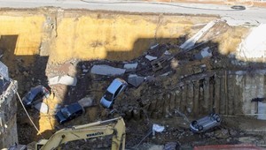 V obrovskom kráteri v obytnej štvrti zmizli autá, ľudia sa v panike odsťahovali