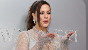 Všetci muži na nej išli oči nechať! Plus size modelka predviedla najodvážnejšie šaty večera, páčia sa vám?