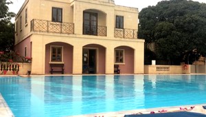 Študentka Laura je už z Malty doma, jej sestra Lujza by mala priletieť v utorok. Nemá ale test