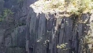 Hrôzostrašné video. Chlapec chcel skočiť zo skaly, kus previsu sa pod jeho nohami odtrhol