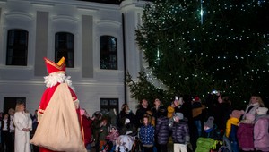 VIDEO: Spolu s prezidentkou rozsvietili vianočný stromček aj deti a Mikuláš