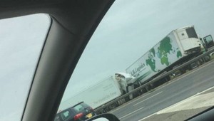 Pri tragickej nehode zomrelo osem ľudí. Na diaľnici sa zrazili dva kamióny a minibus