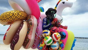 Dovolenkári, nekupujte nič od predajcov na pláži. Taliansko zavádza vysoké pokuty