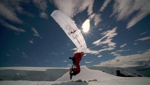 FOTO: Slováci dokázali niečo, čo ešte nikto pred nimi neskúsil. Zleteli z vrchu Antarktídy