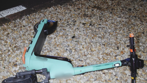 Opitý kolobežkár narazil do auta: Jeho spolujazdkyňa skončila v nemocnici