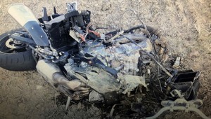 Tragická nehoda si vyžiadala ľudský život. Čelnú zrážku neprežil motorkár