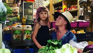 Dcéra speváčky Pink strieľa z pušky. VIDEO vyvolalo búrlivé reakcie