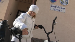 Seniorka prekukla podvodníkov: Úspory si ukryla a zavolala skutočnú políciu