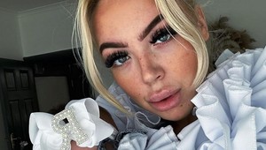 Matku vysmiali za to, ako oblieka svoju dcéru: Nevšimla si, že ona nie je bábika?