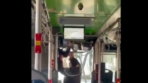 VIDEO: Chlapec (13) brutálne napadol vodiča autobusu, ten bojuje o život v kóme