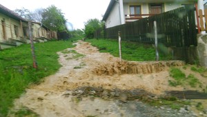 VIDEO: Východom Slovenska sa prehnala silná búrka. Voda zaplavila cesty aj pivnice