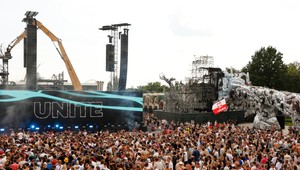 Počas prvého večera Tomorrowlandu zomrela mladá žena. Úrady vyšetrujú príčinu