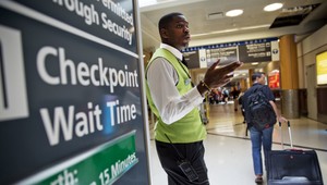 Matka nechala na letisku dieťa cudzím ľuďom, už sa nevrátila