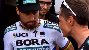 Peter Sagan oslavuje víťazstvo. Prvý deň venoval fanúšikom
