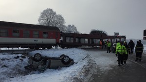 Zrážka auta s rýchlikom, zranených previezli do nemocnice