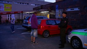 Šialenca z križovatky dolapili! Fľašu z okna hodila priateľka...