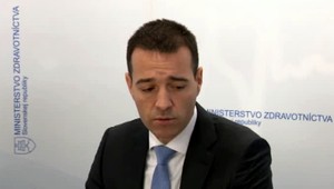 VšZP napokon na pacientoch šetriť nebude, ale o kreslo nepríde nikto