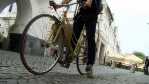 Vandal s klincami ničí bicyklové duše, v Komárne proti nemu bojujú netradičným spôsobom