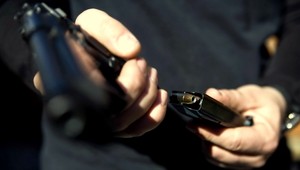 Nešťastný výstrel. Žilinčan s guľkou v ruke odšoféroval do nemocnice