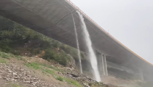 VIDEO: Búrka premenila najdlhší most Slovenska na vodopád