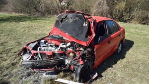 Smrteľná dopravná nehoda. Vodič pri náraze vyletel z auta