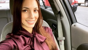 Polícia zadržala ženu močiacu na nábytok v Airbnb. Nakrúcala to na OnlyFans