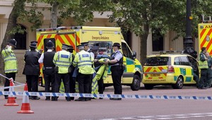 Pyrotechnici našli bombu! Kráľovná aj tak príde...