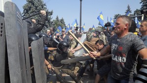 Počas protestu pred parlamentom vybuchol granát, hlásia ranených i obete