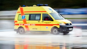 Tehotná žena skočila pod kolesá auta, ponáhľala sa na autobus